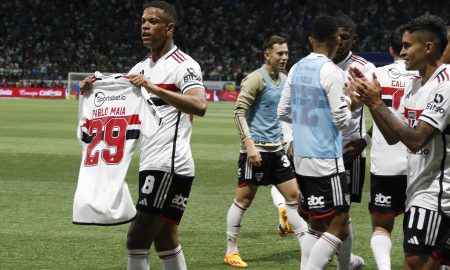 Caio Paulista homenageando Pablo Maia após o gol (Foto: Rubens Chiri / saopaulofc.net)