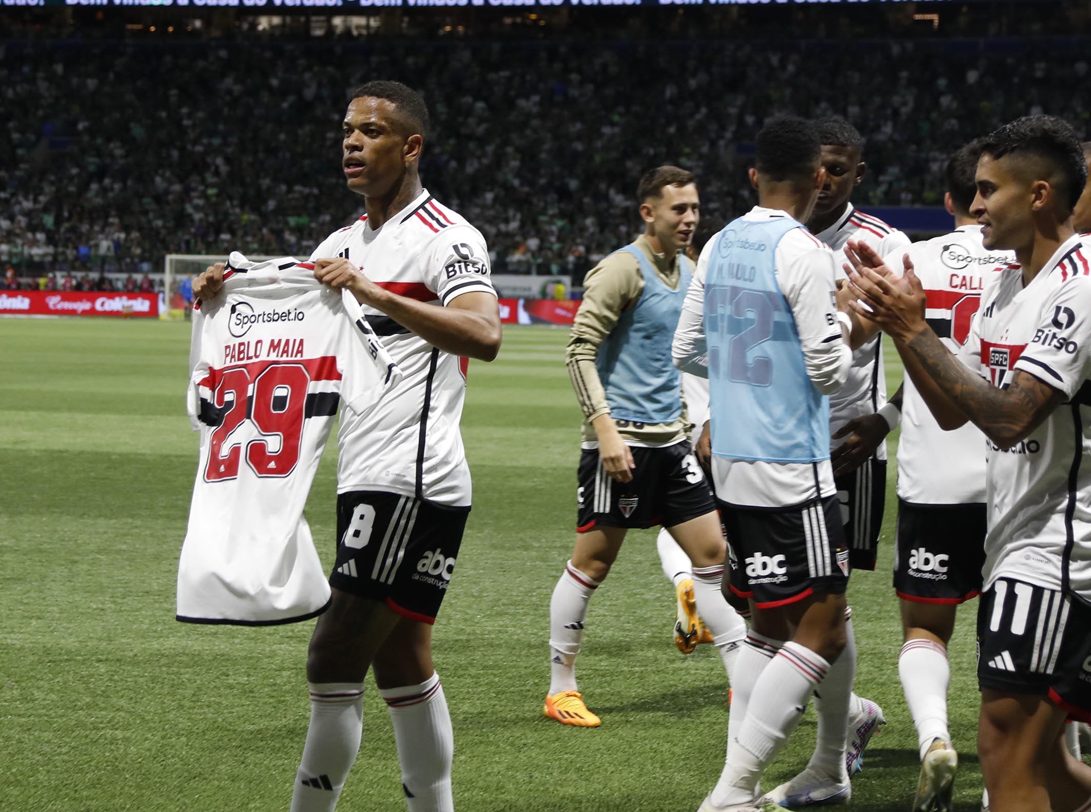 Caio Paulista homenageando Pablo Maia após o gol (Foto: Rubens Chiri / saopaulofc.net)