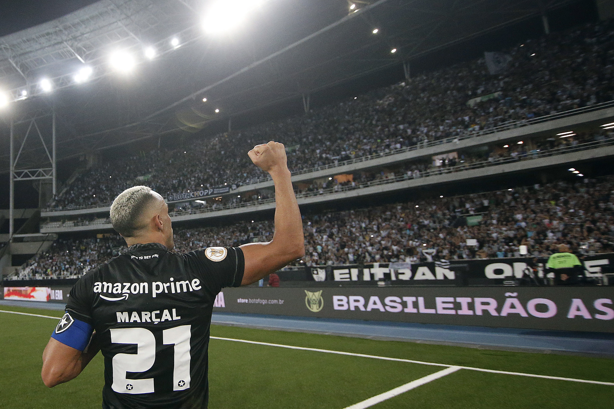 Marçal comemora vitória do Botafogo sobre o RB Bragantino no Nilton Santos (Foto: Vitor Silva/Botafogo)