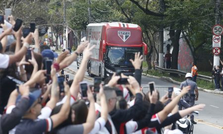 Ônibus do São Paulo chegando no Morumbi (Foto: Paulo Pinto / saopaulofc.net)