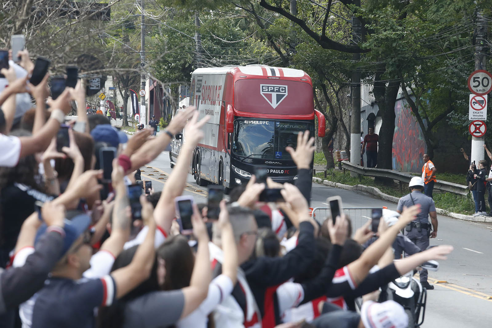 Ônibus do São Paulo chegando no Morumbi (Foto: Paulo Pinto / saopaulofc.net)