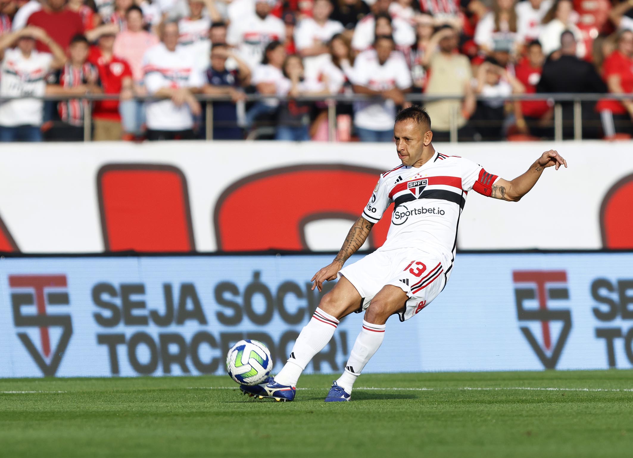 Rafinha é o capitão do time do São Paulo (Foto: Rubens Chiri / saopaulofc.net)