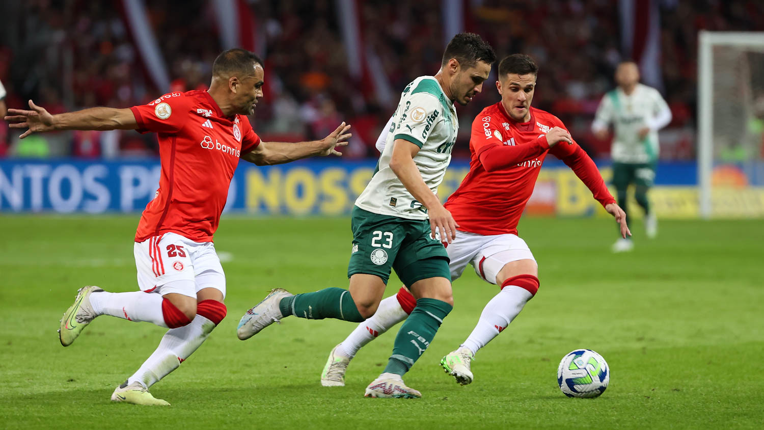 Raphael Veiga disputa bola no empate contra o Inter, no Beira-Rio, pela 15ª rodada do Brasileirão. (Foto: Cesar Greco/Palmeiras)