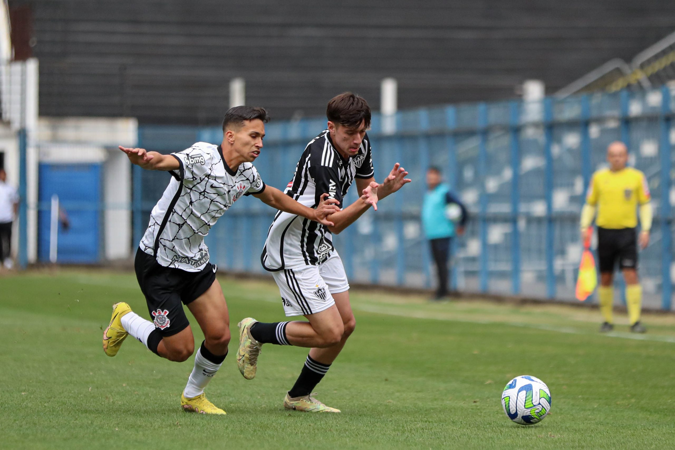 Jogadores disputando a bola no duelo da última quarta.