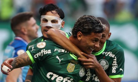 O Palmeiras sofreu mas desencantou no Brasileirão. O Verdão derrotou o Fortaleza por 3 a 1 na tarde deste sábado (22), e voltou a vencer na temporada. (Foto: Cesar Greco/Palmeiras)