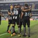 Jogadores comemoram gol de empate do Botafogo (FOTO: VÍTOR SILVA/BOTAFOGO)