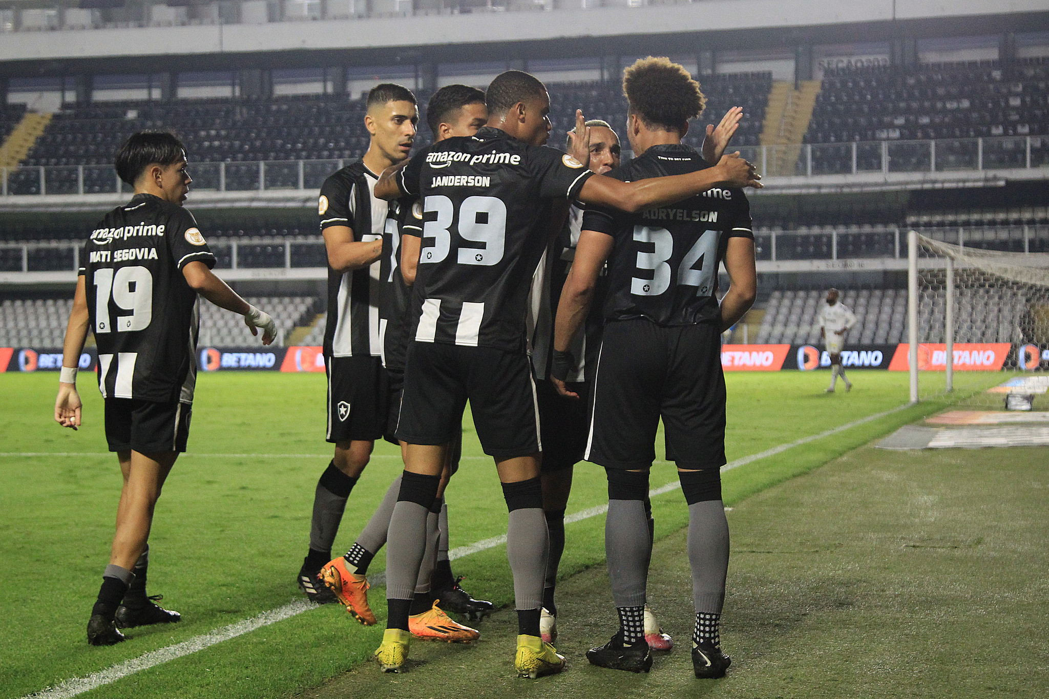 Jogadores comemoram gol de empate do Botafogo (FOTO: VÍTOR SILVA/BOTAFOGO)