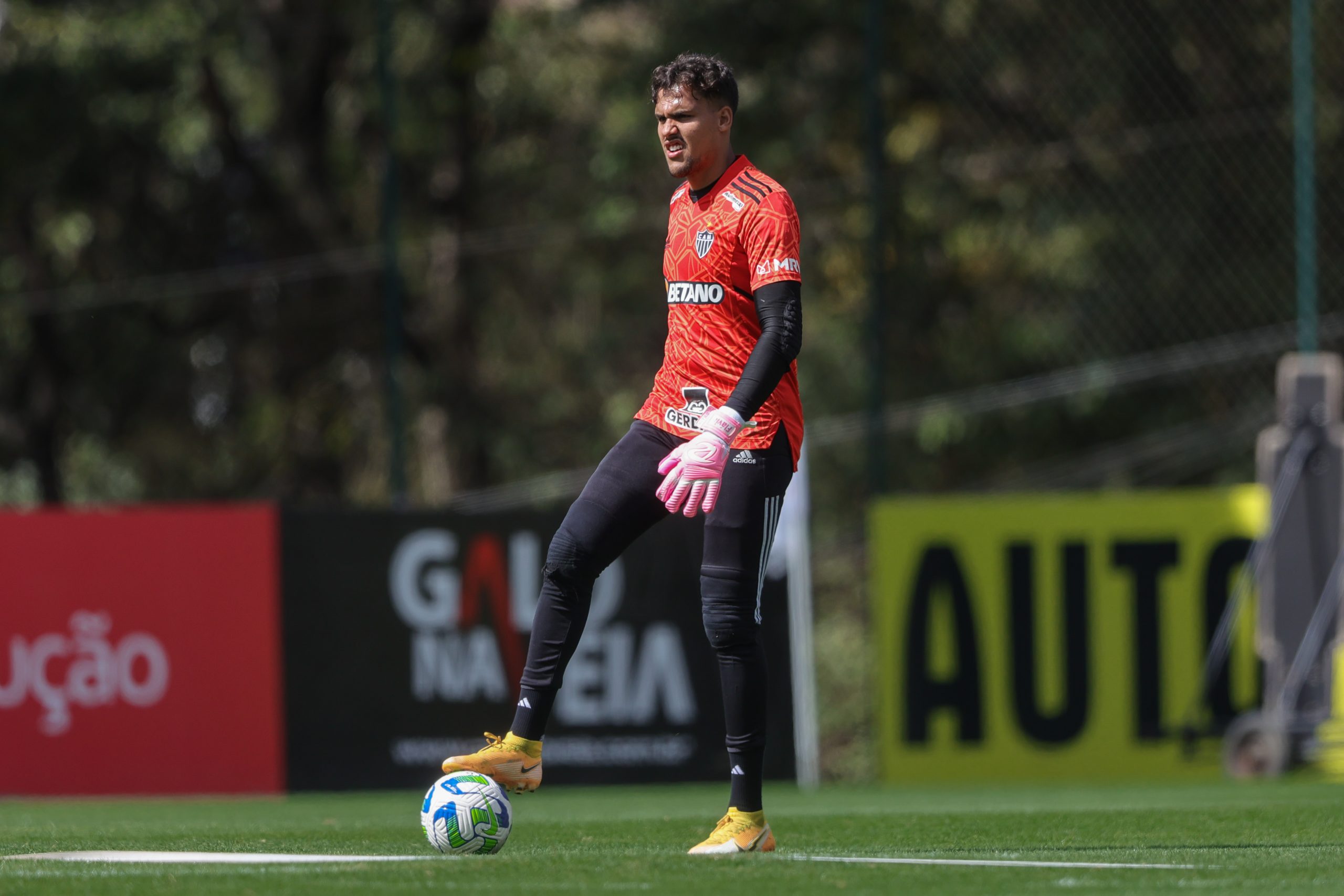 Matheus Mendes nos treinamentos na Cidade do Galo (Foto: Pedro Souza/Atlético)