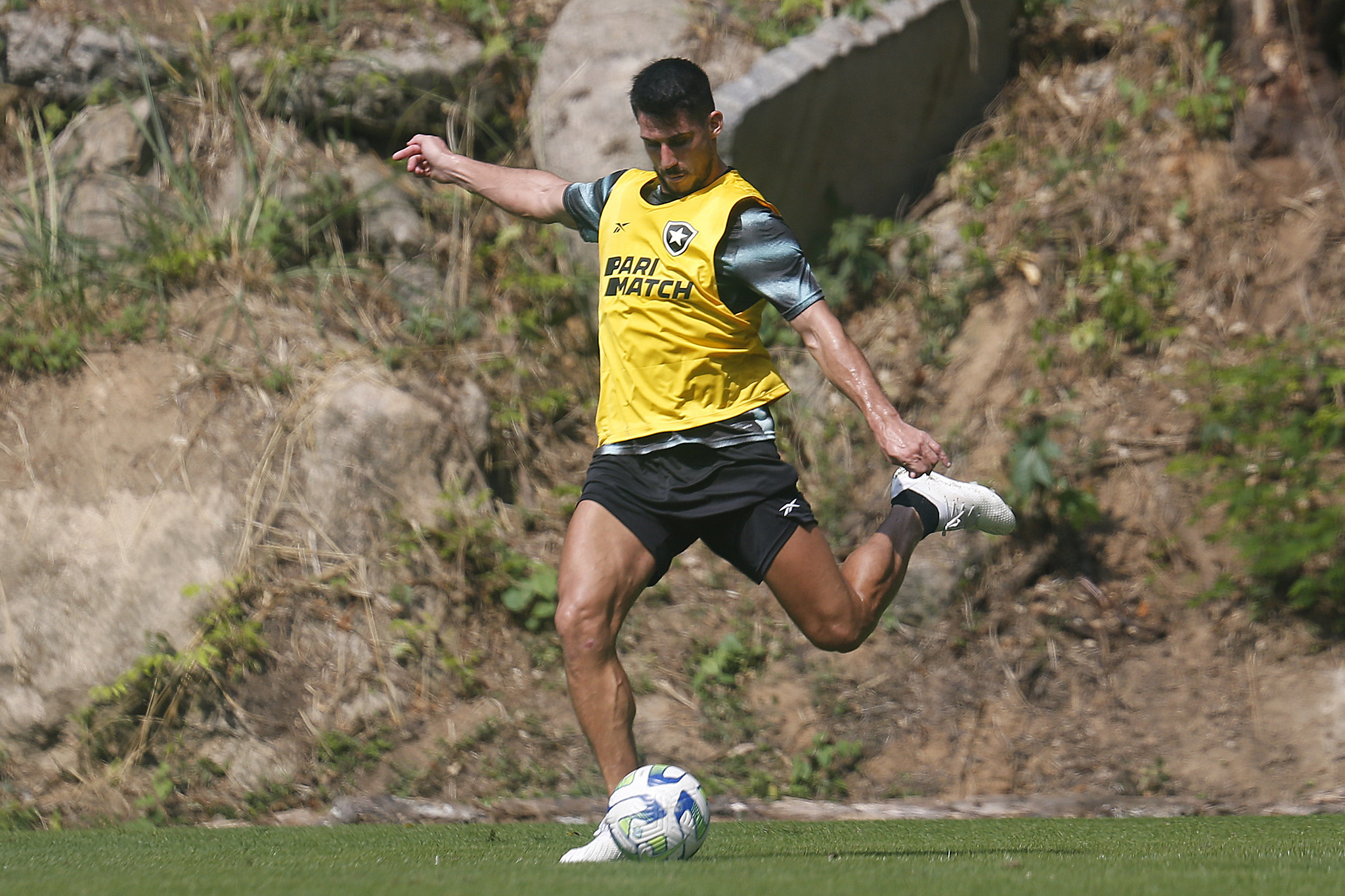 Gabriel Pires treina com bola no CT Lonier (Foto: Vitor Silva/Botafogo)