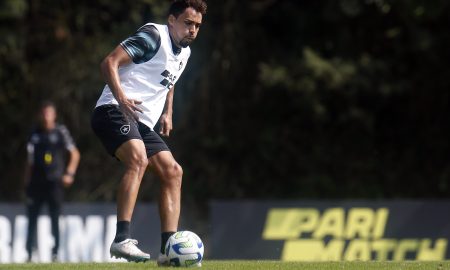 Eduardo treina normalmente no CT do Botafogo (Foto: Vitor Silva/Botafogo)