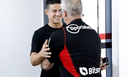 James Rodríguez tem o primeiro contato com seus novos companheiros e comissão técnica. (Foto: Rubens Chiri/saopaulofc.net)