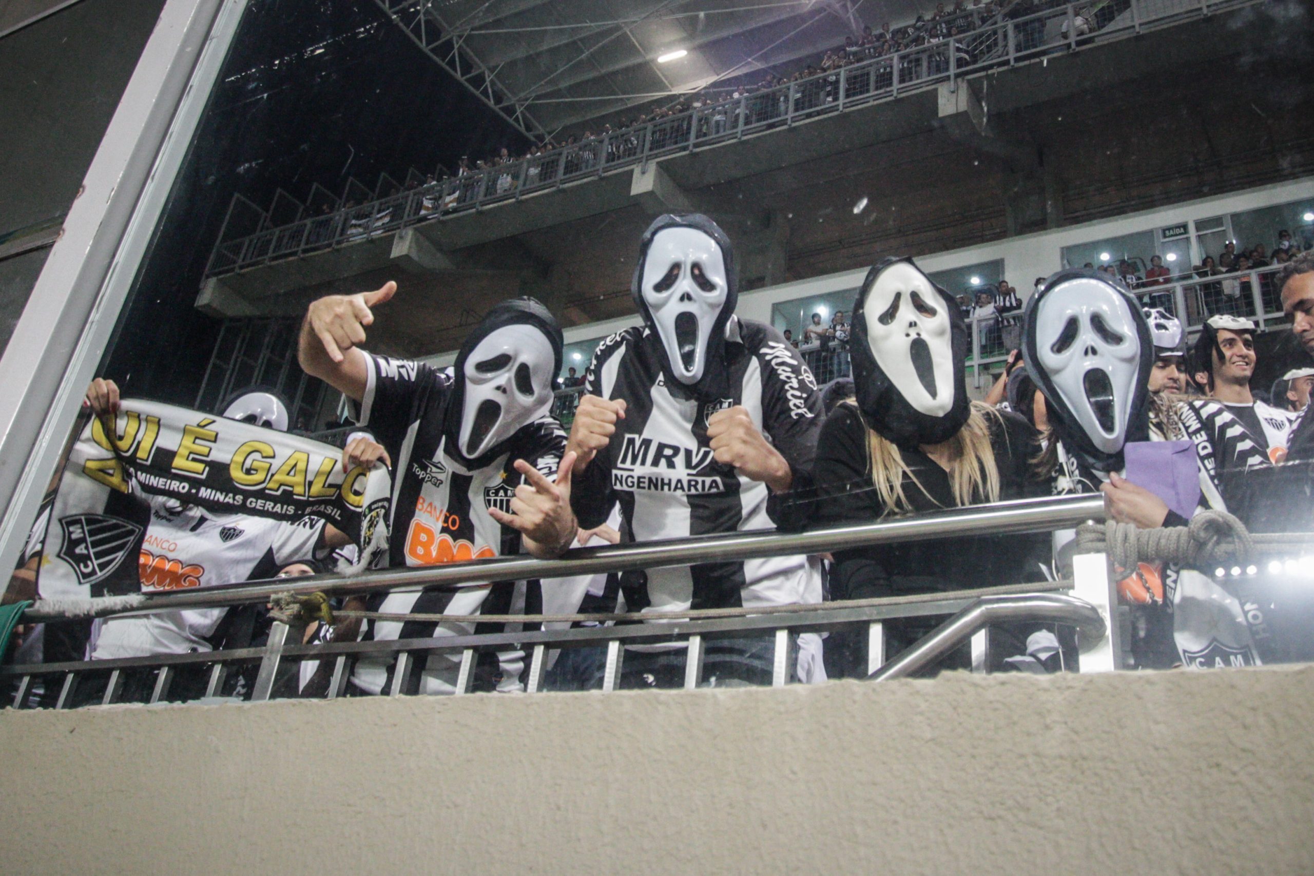 Torcedores do Atlético usando a máscara do Pânico em 2013 (Foto: Bruno Cantini/Atlético)