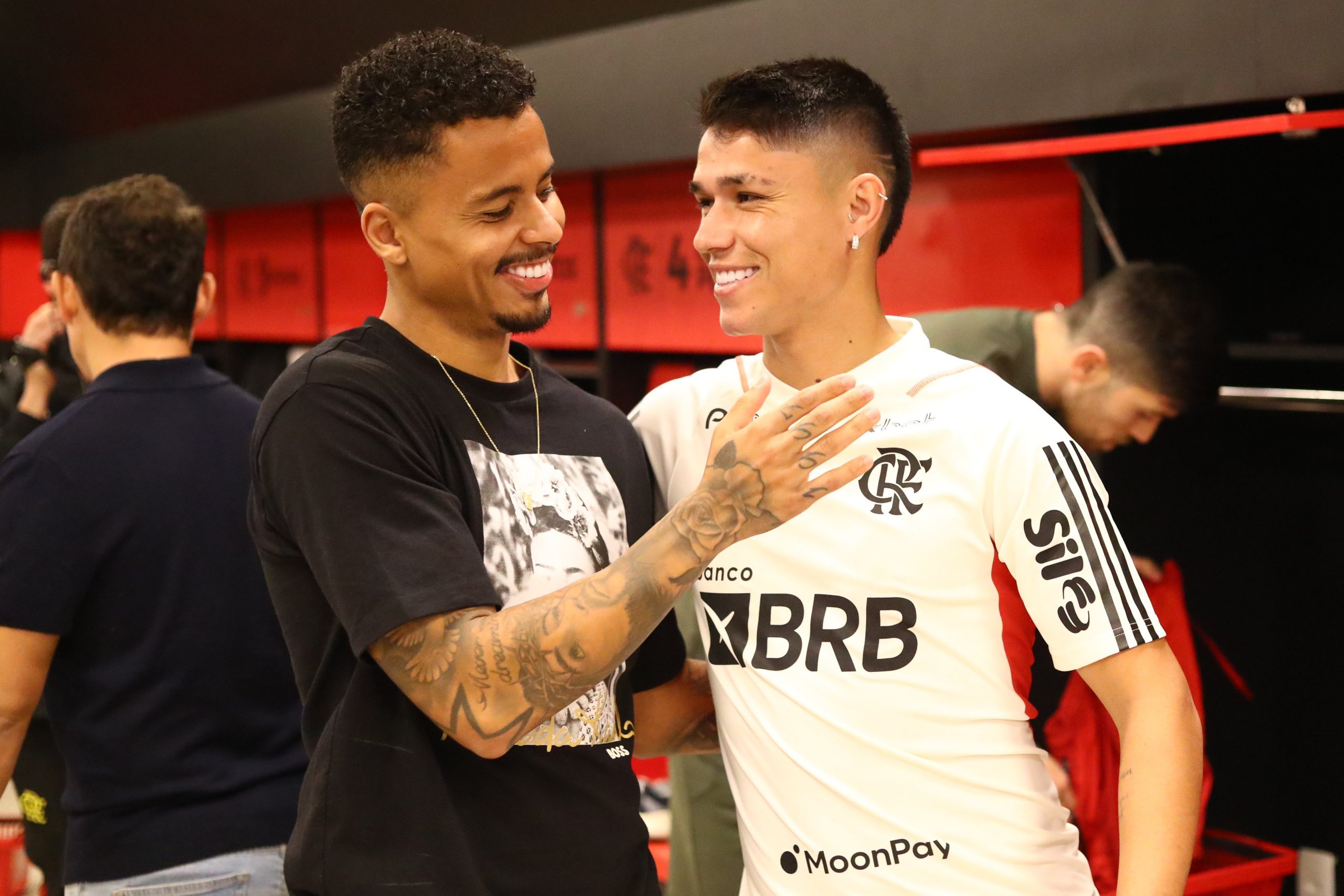 Allan e Luiz Araújo se cumprimentando no Ninho do Urubu (Foto: Gilvan de Souza /Flamengo)
