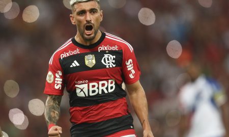 Arrascaeta comemorando o segundo gol do Flamengo sobre o Fortaleza (Foto: Reprodução/Twitter Flamengo)