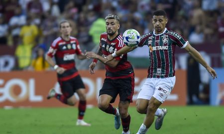 Arrascaeta e André em disputa durante o clássico entre Flamengo e Fluminense (Foto: Marcelo Cortes/Flamengo)