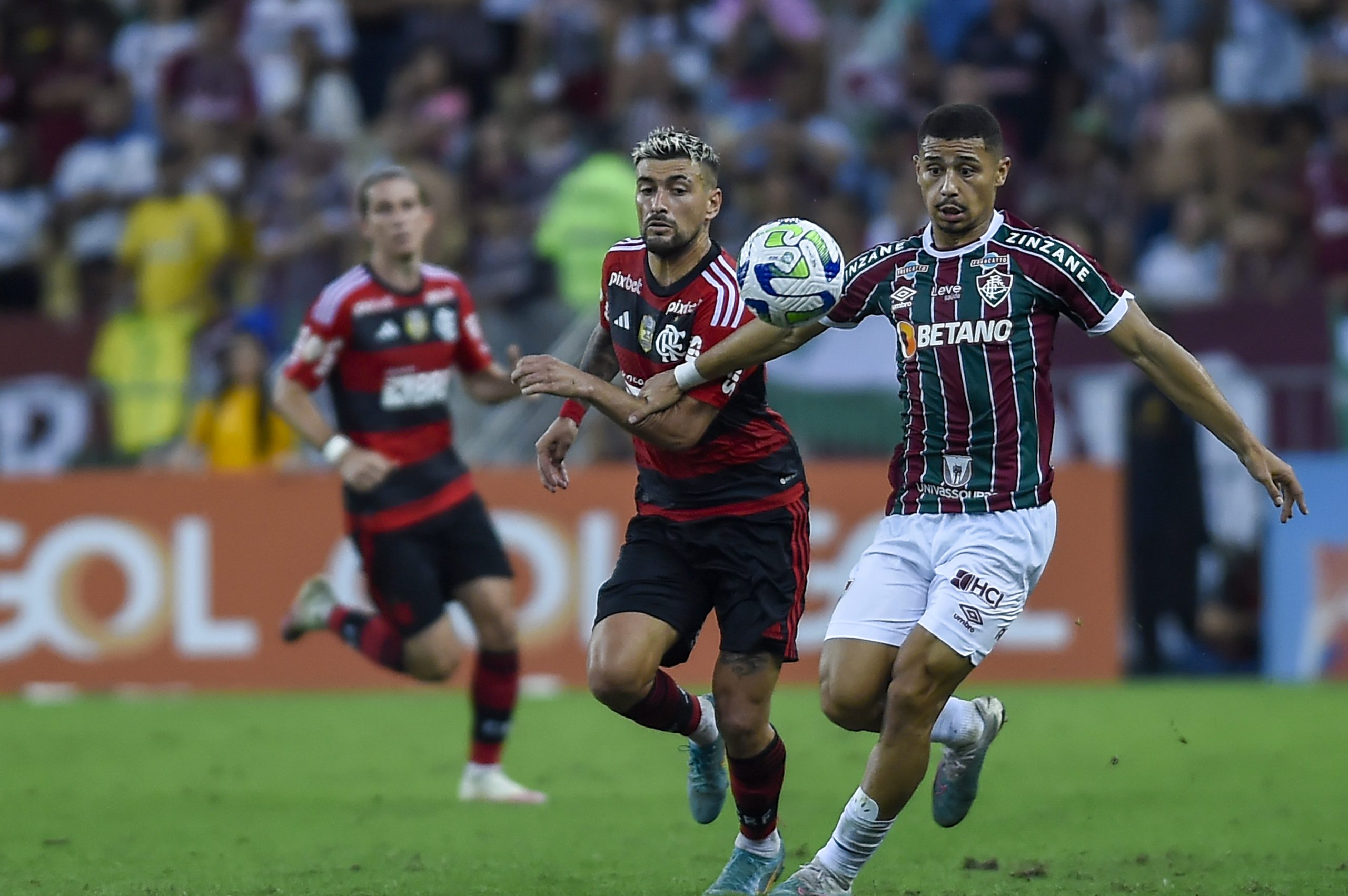 Arrascaeta e André em disputa durante o clássico entre Flamengo e Fluminense (Foto: Marcelo Cortes/Flamengo)