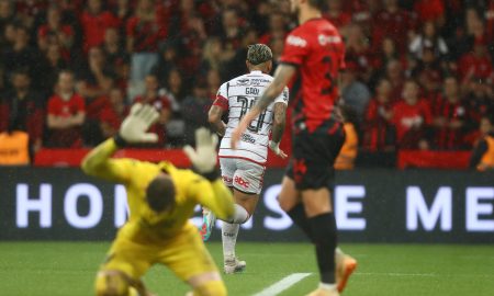 Gabigol indo comemorar o seu gol, o segundo do Flamengo sobre o Athletico (Foto: Gilvan de Souza | Flamengo)