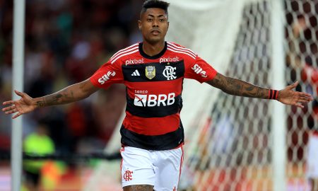 Bruno Henrique comemorando o gol que virou o jogo para o Flamengo (Foto: Buda Mendes/Getty Images)
