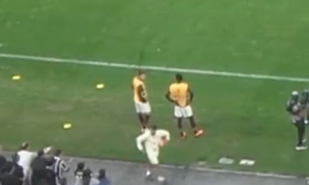 Preparador é flagrado fazendo gestos à torcida do Corinthians (Foto: Reprodução/Dsports Radio)