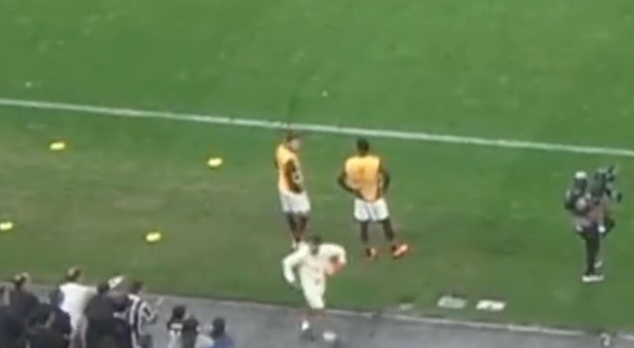 Preparador é flagrado fazendo gestos à torcida do Corinthians (Foto: Reprodução/Dsports Radio)