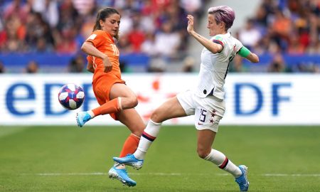 Inessa Kaagman e Megan Rapinoe disputando a bola no jogo entre Estados Unidos e Holanda, na final da Copa do Mundo Feminina de 2019 (Foto: PA Images/Icon Sport)