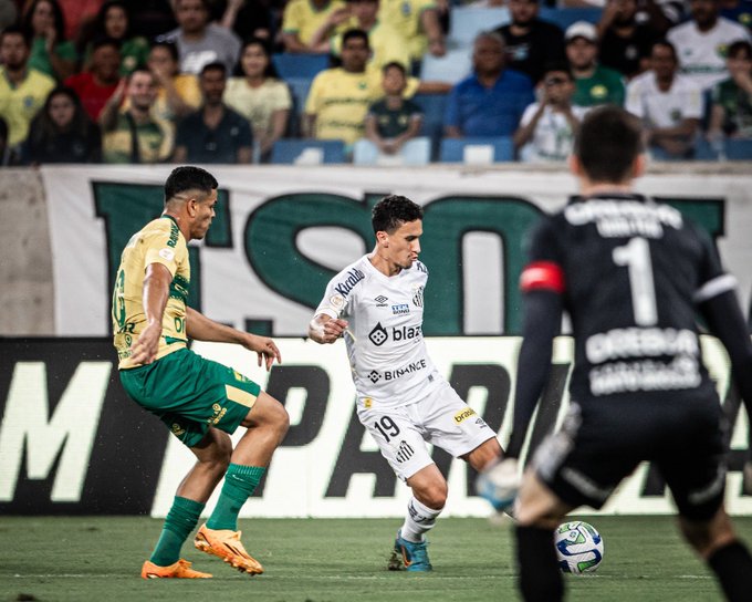 O volante Dodi em ação contra o Cuiabá (Divulgação: Santos FC)