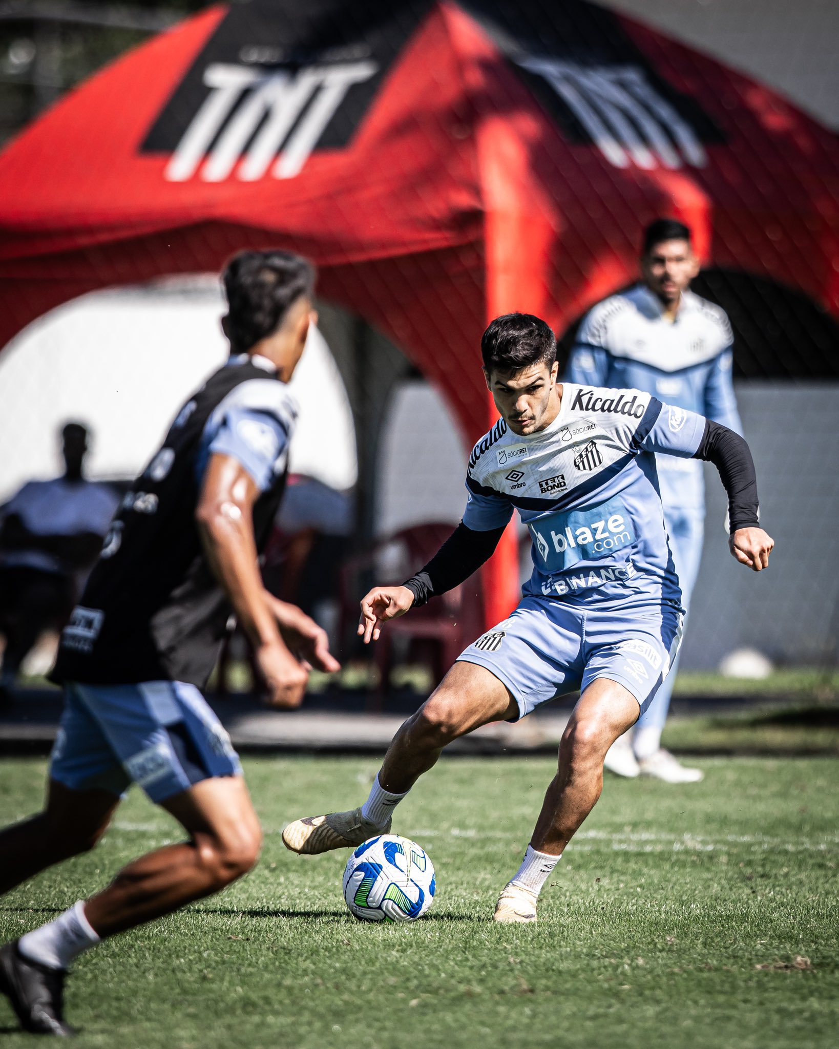 Rodrigo Fernández em treino no CT Rei Pelé (Divulgação: Santos FC)