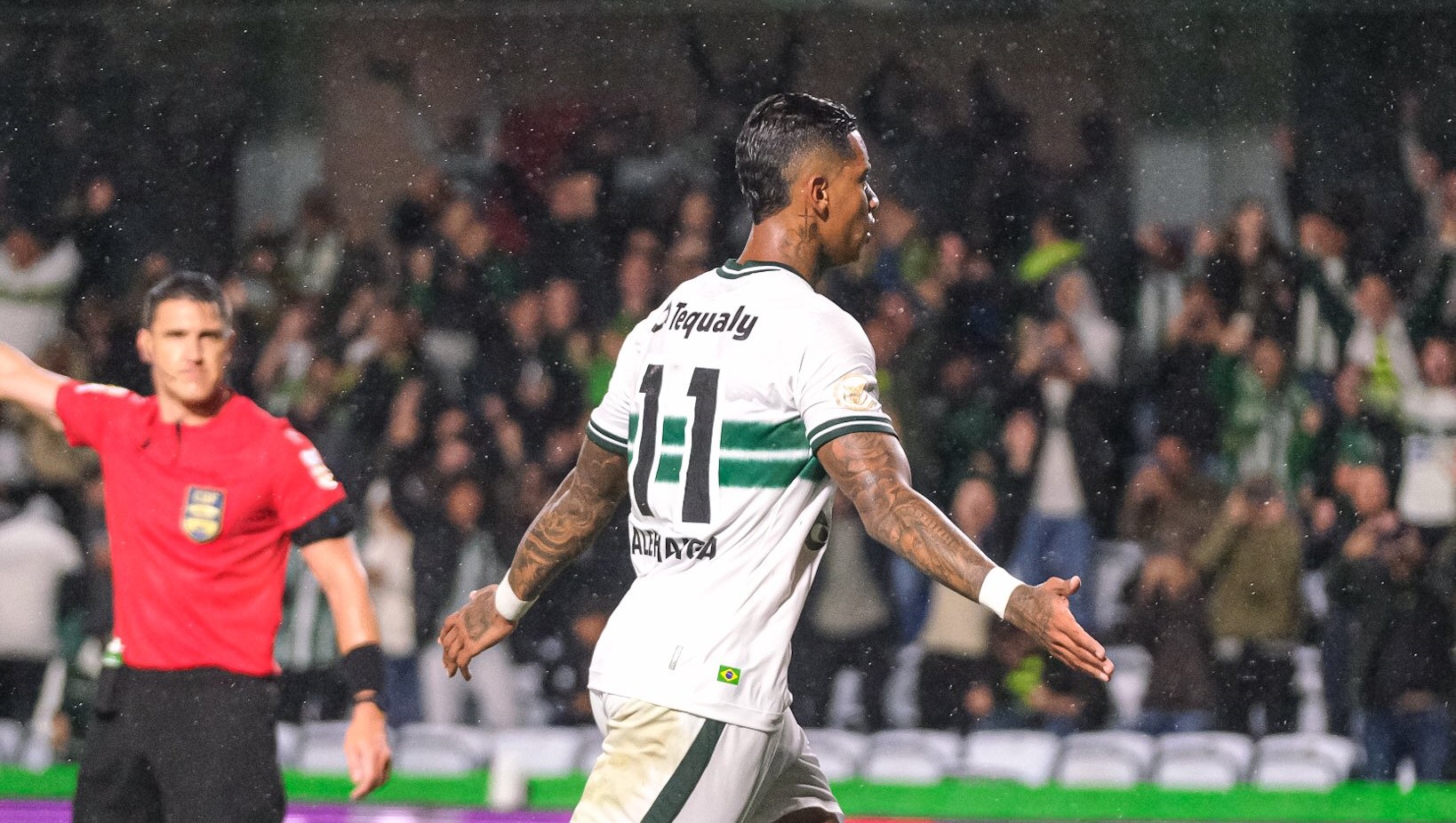 Alef Manga atuando pelo Coritiba - (Foto: Gabriel Thá | Coritiba)