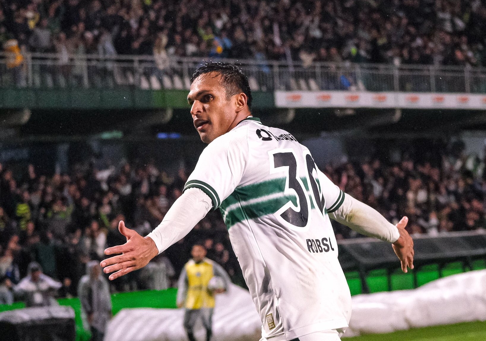 Robson atuando pelo Coritiba - (Foto: Gabriel Thá | Coritiba)