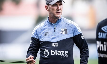 O técnico Paulo Turra comanda o treino no CT Rei Pelé (Divulgação/ Santos FC)