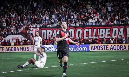 Shaylon comemora gol marcado na vitória do Atlético-GO sobre Sport (Ingryd Oliveira/ACG)
