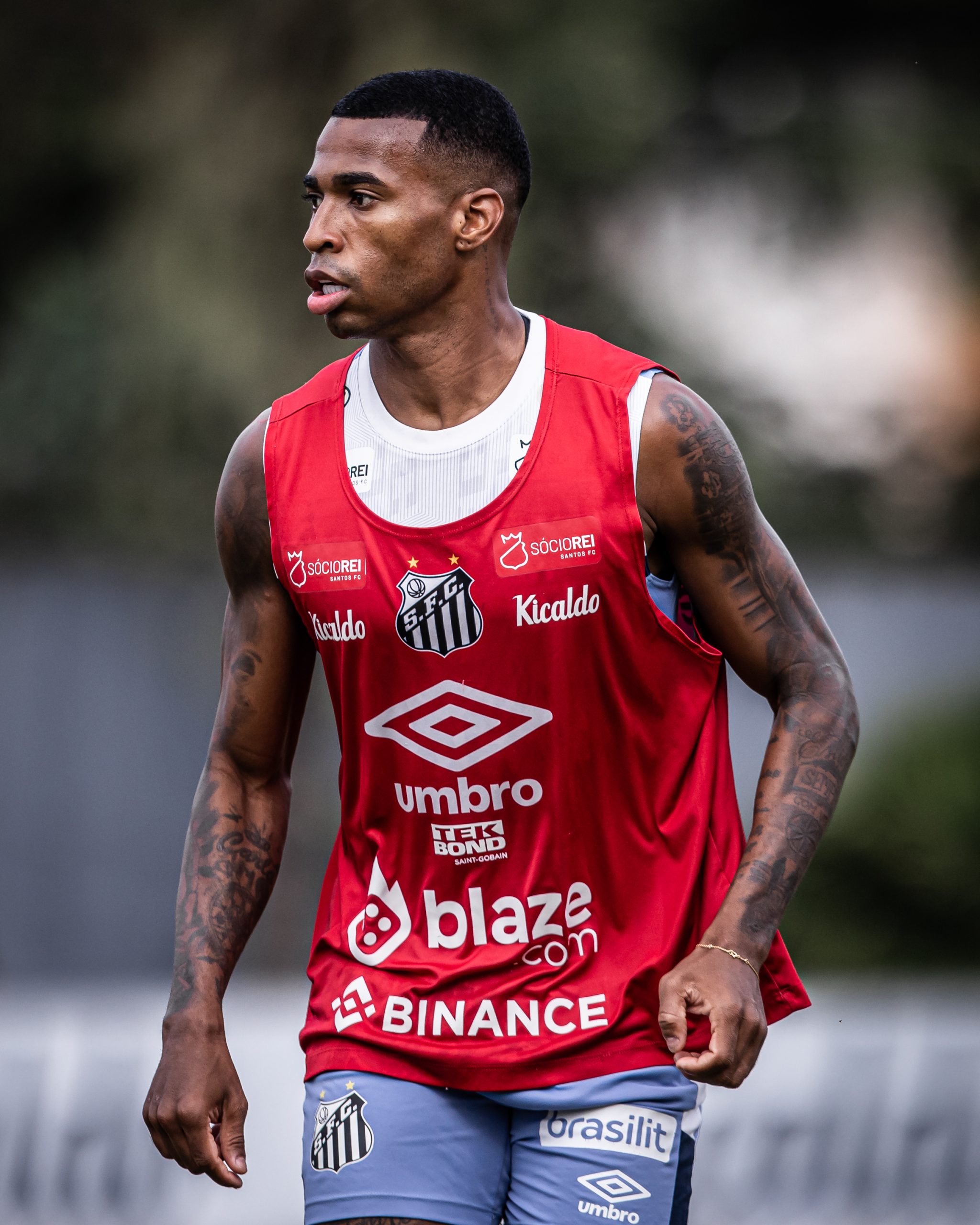 Jean Lucas participa de treinamento no CT Rei Pelé. (Divulgação/Santos FC)