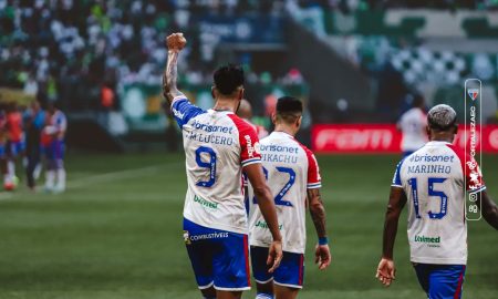 Lucero com o braço erguido junto de Pikachu e Marinho após o gol de empate do Fortaleza. (Foto: Felipe Cruz/FEC)