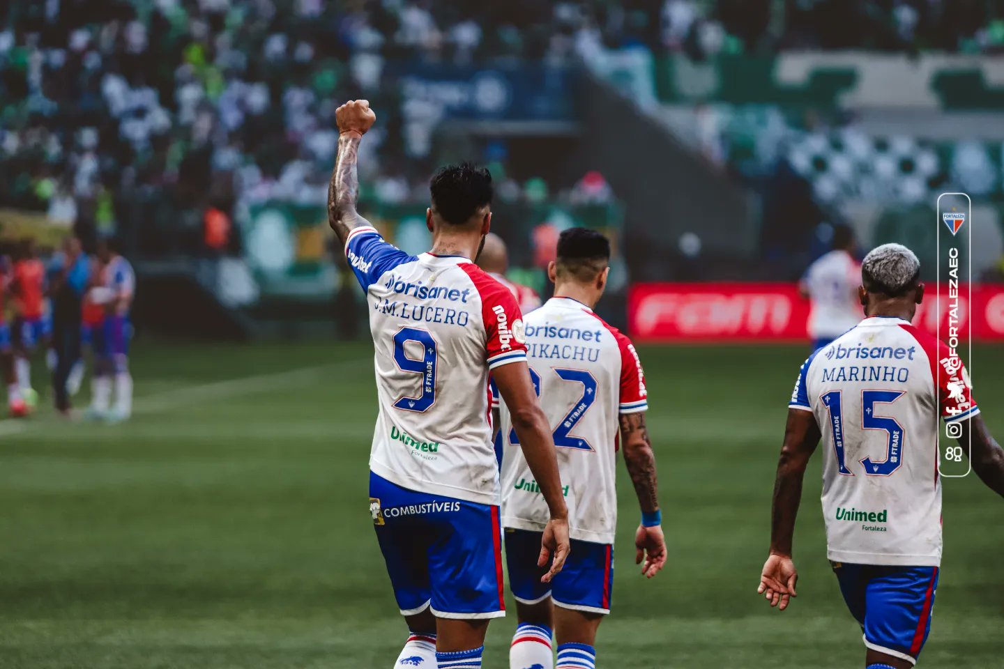 Lucero com o braço erguido junto de Pikachu e Marinho após o gol de empate do Fortaleza. (Foto: Felipe Cruz/FEC)
