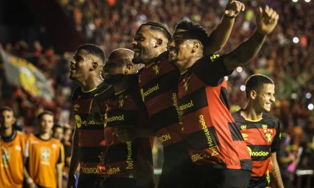 Jogadores do Sport comemoram perante torcida rubro-negra (Rafael Bandeira/Sport Recife)