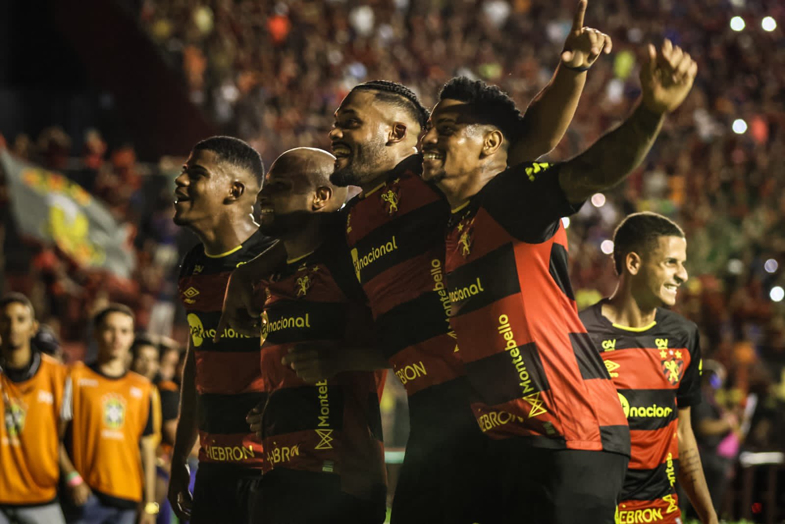 Jogadores do Sport comemoram perante torcida rubro-negra (Rafael Bandeira/Sport Recife)