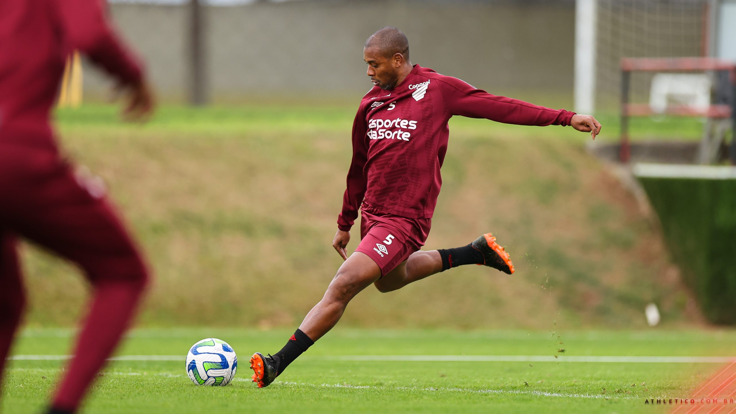 Fernandinho em treino pelo Athletico - (Foto: Divulgação/Athletico)