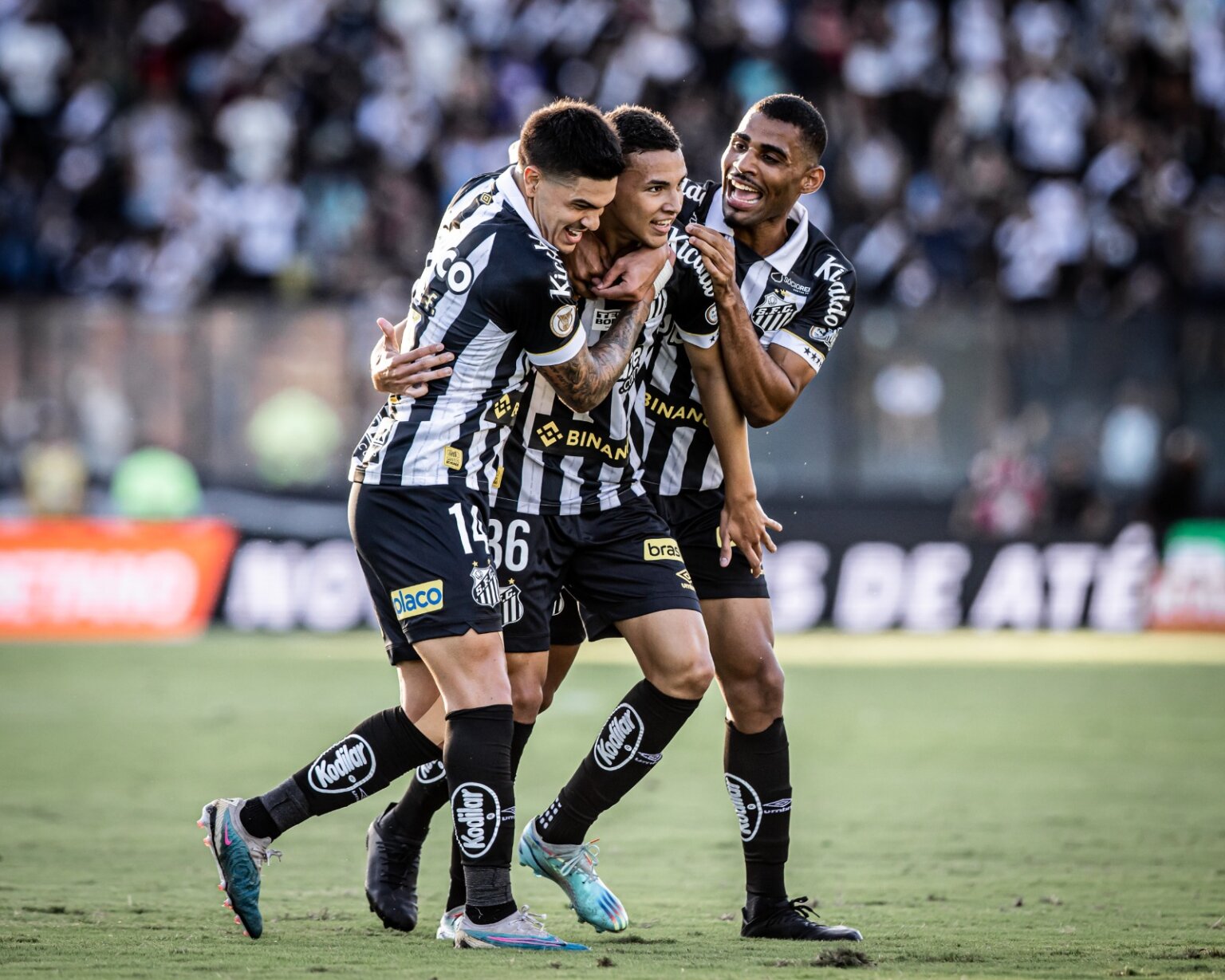 Jogadores do Santos comemoram vitória (Foto: Raul Barreta/Santos)