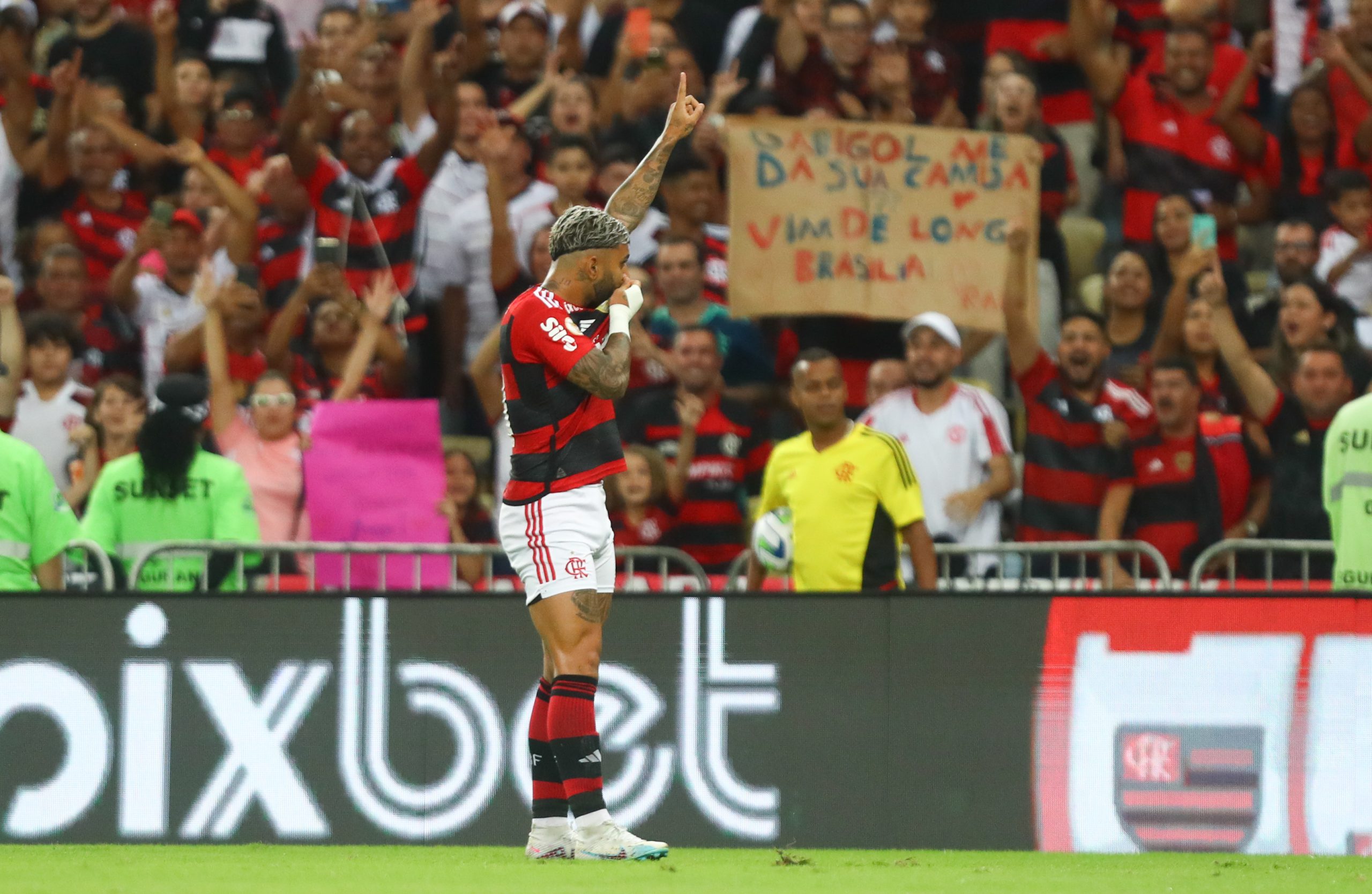 Gabigol comemorando o gol de número 150 pelo Flamengo (Foto: Reprodução/Twitter Flamengo)