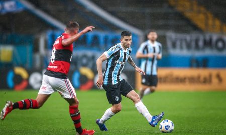 Villasanti e Thiago Maia em disputa na Arena do Grêmio (FOTO: LUCAS UEBEL/GREMIO FBPA)