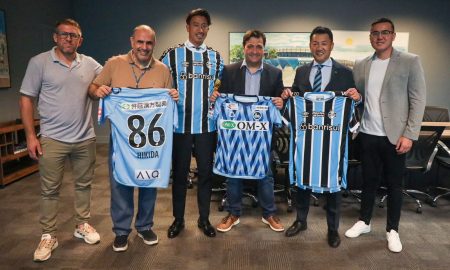 Empresário Rubens Takeda (primeiro à direita) interligou representantes do Grêmio com clube do Japão (Foto: Arquivo pessoal)