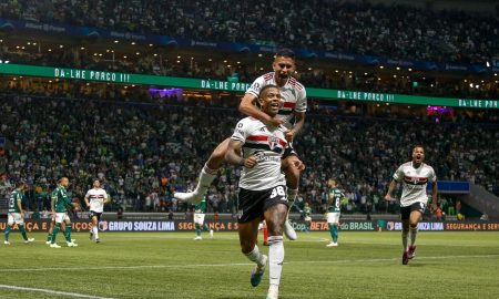 Comemoração de Caio Paulista após gol de empate (Foto: Miguel Schincariol/Getty Images)
