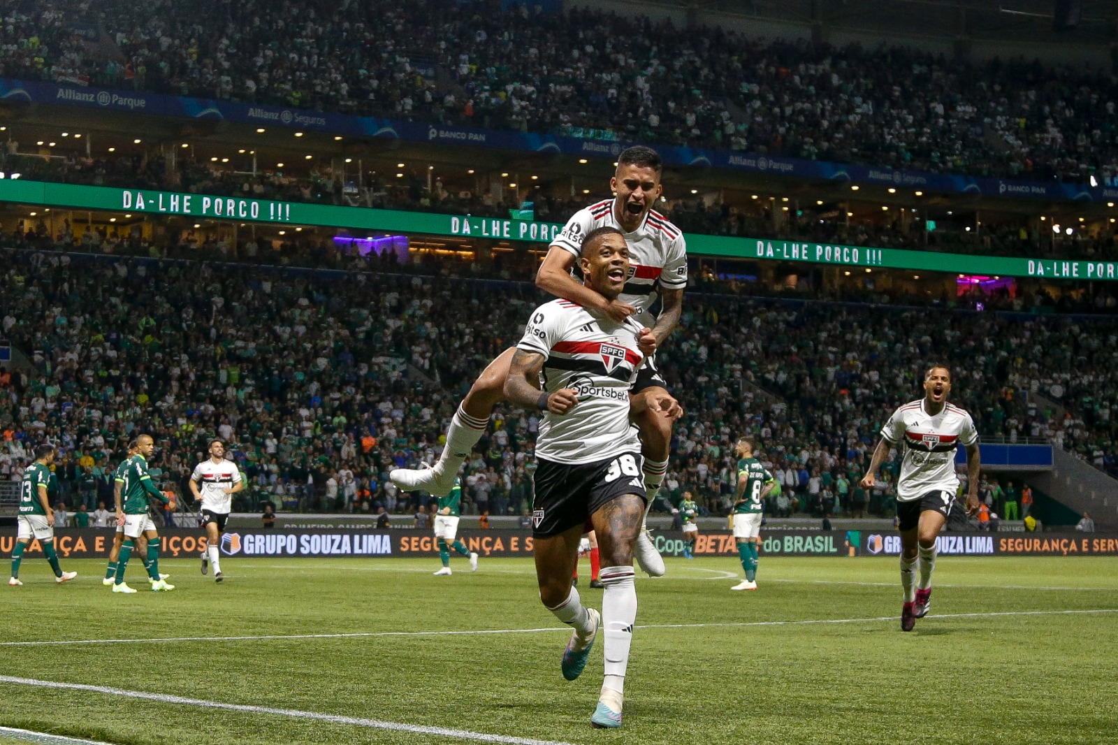 Comemoração de Caio Paulista após gol de empate (Foto: Miguel Schincariol/Getty Images)