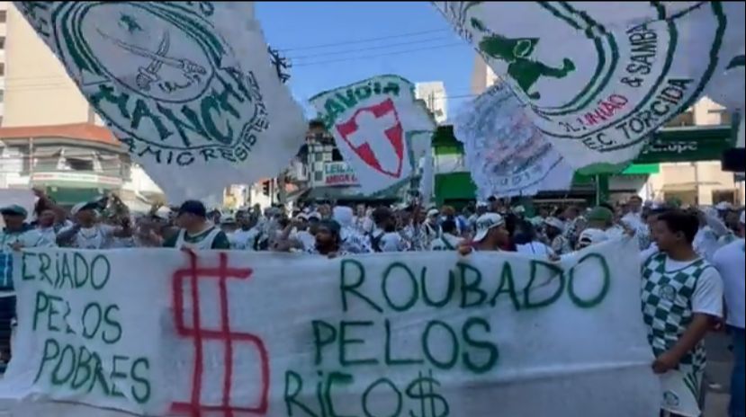 Torcida do Palmeiras em protesto na frente da sede social do clube. FOTO: Reprodução/GE