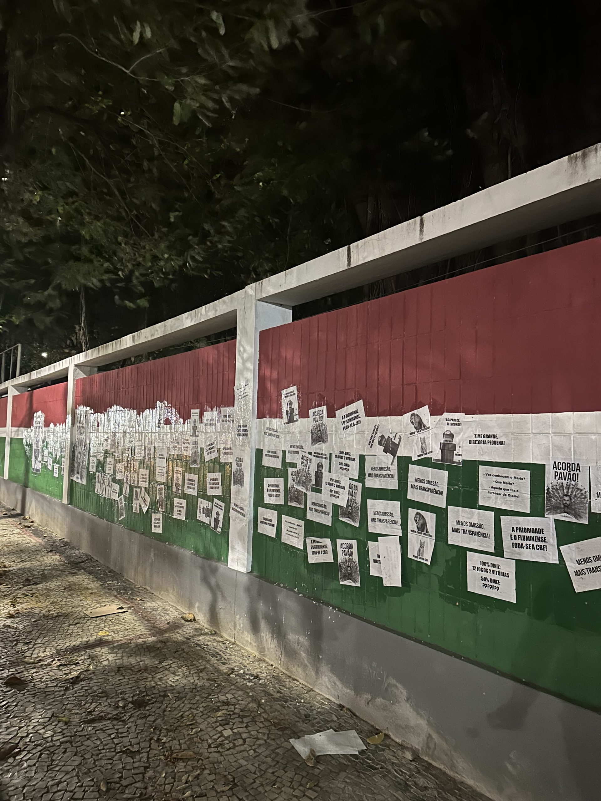 Muro das Laranjeiras amanheceu cheio de cartazes de protesto, sendo o principal alvo o presidente Mário Bittencourt (Foto: Reprodução)