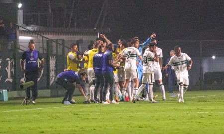 Coritiba comemorando o gol diante do Goiás(Foto: Gabriel Thá\Coritiba)