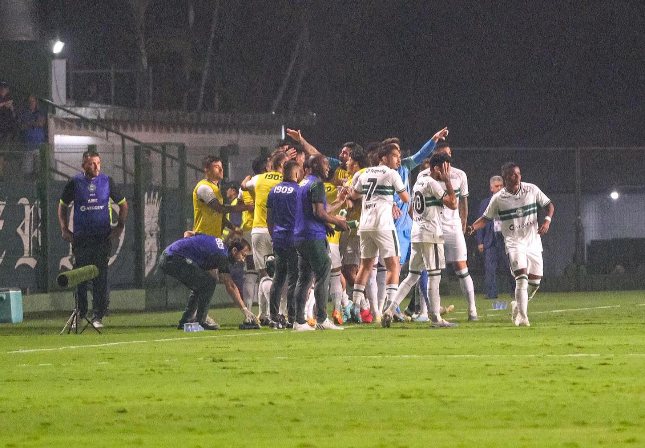 Coritiba comemorando o gol diante do Goiás(Foto: Gabriel Thá\Coritiba)