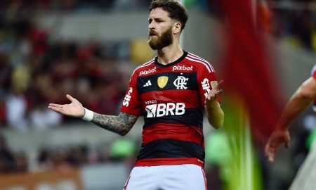 Léo Pereira com a camisa do Flamengo contra o Aucas (Foto: Marcelo Cortes /Flamengo)