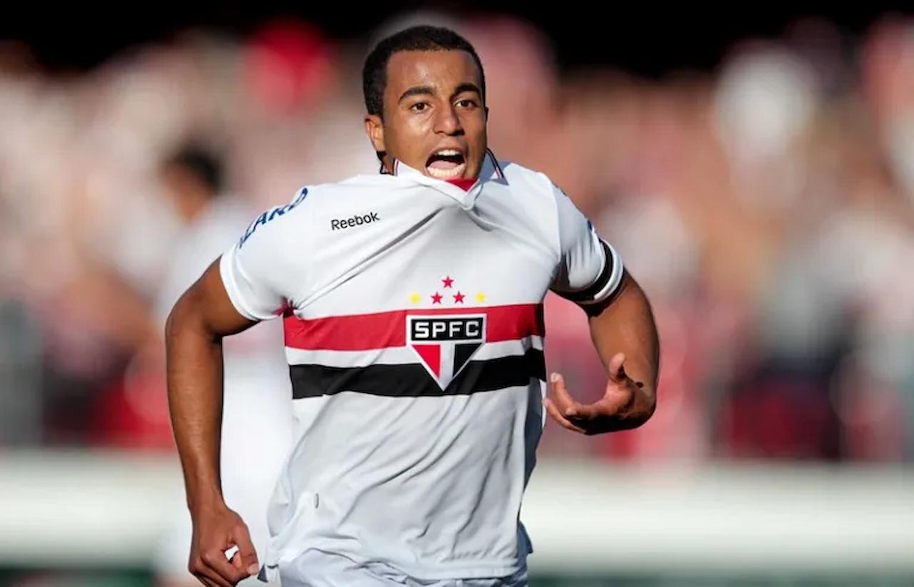 Lucas Moura comemorando gol com a camisa do São Paulo (Foto: saopaulo.blog)