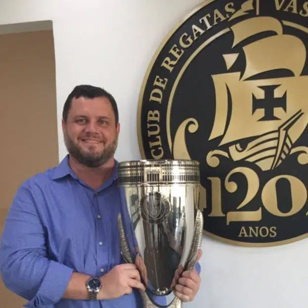 Marcelo Borges segurando um troféu (Foto: Reprodução/Instagram)